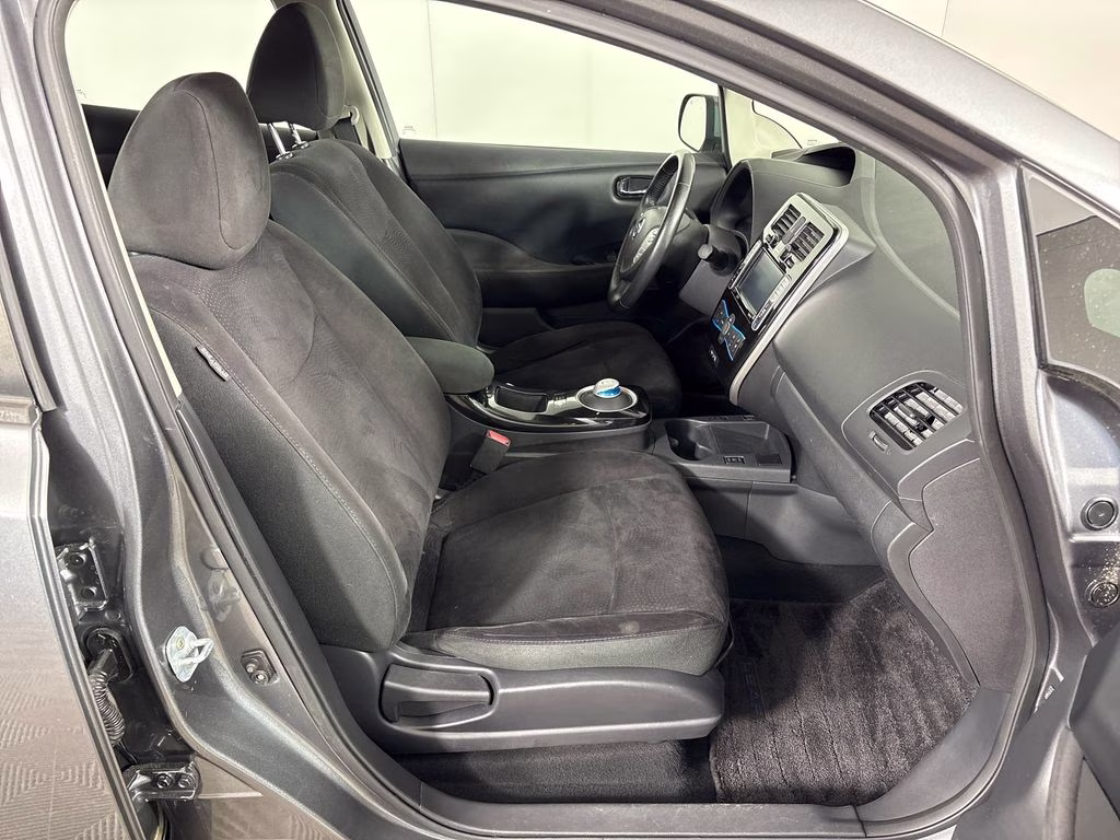 2016 Gun Metallic Nissan LEAF SV FWD Hatchback