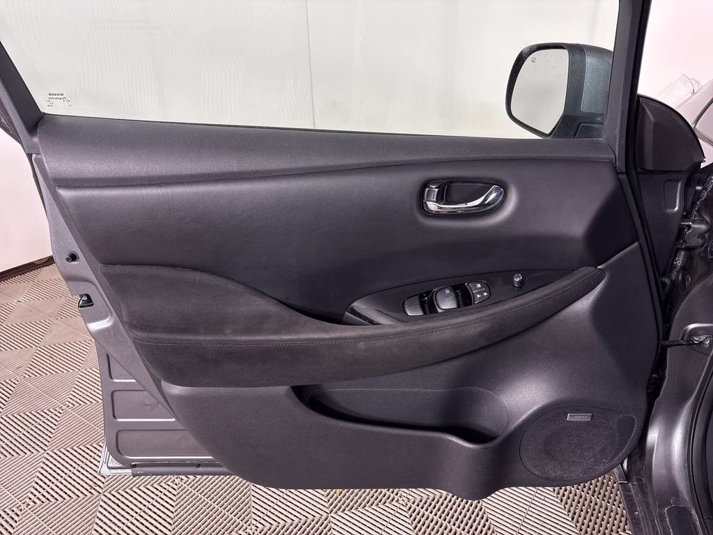 2016 Gun Metallic Nissan LEAF SV FWD Hatchback