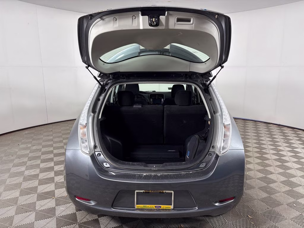 2016 Gun Metallic Nissan LEAF SV FWD Hatchback