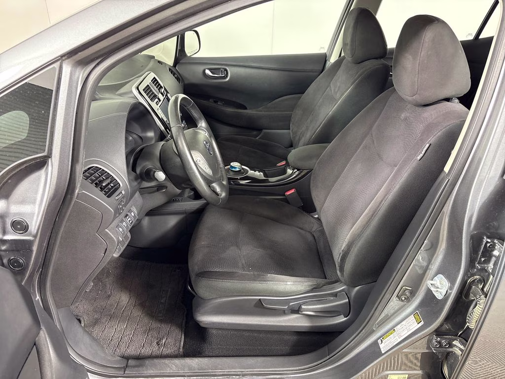 2016 Gun Metallic Nissan LEAF SV FWD Hatchback