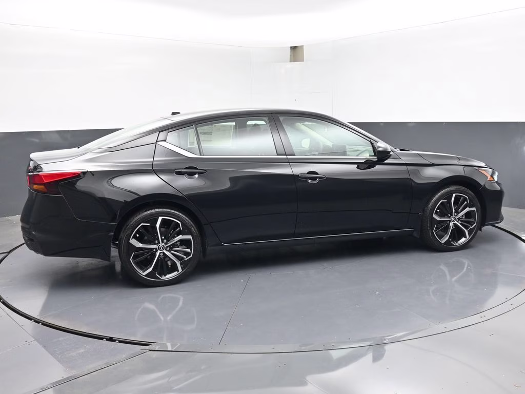 2026 Super Black Clearcoat Nissan Altima 2.5 SR FWD Sedan
