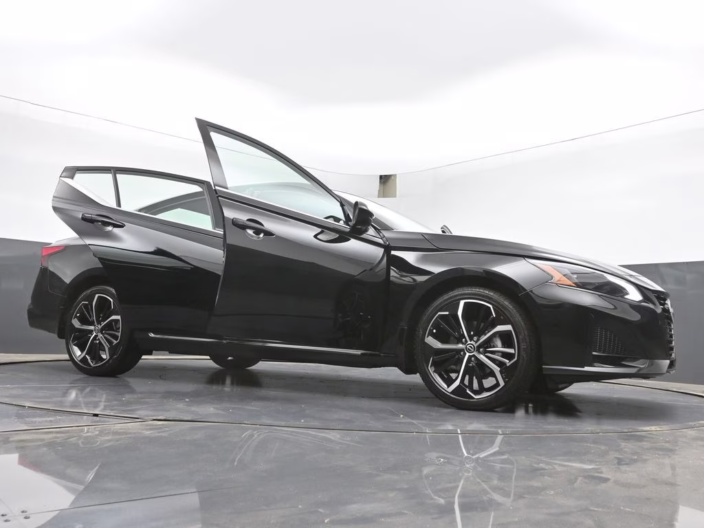 2026 Super Black Clearcoat Nissan Altima 2.5 SR FWD Sedan