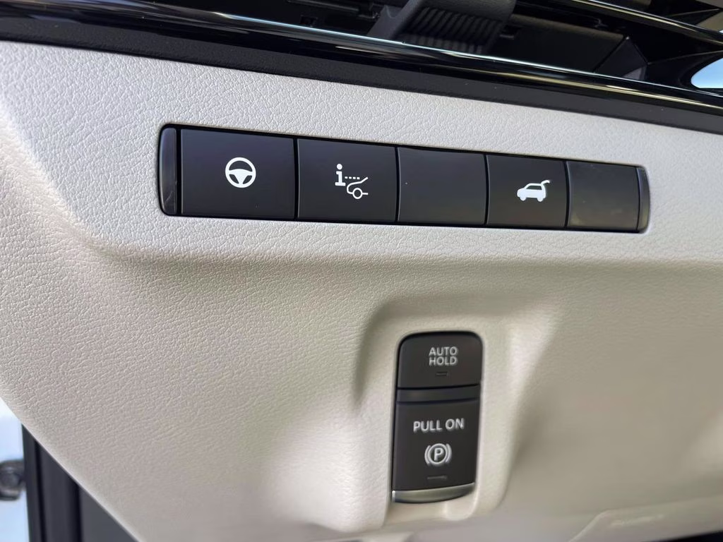 2026 Everest White Pearl/Black Nissan Murano Platinum AWD SUV