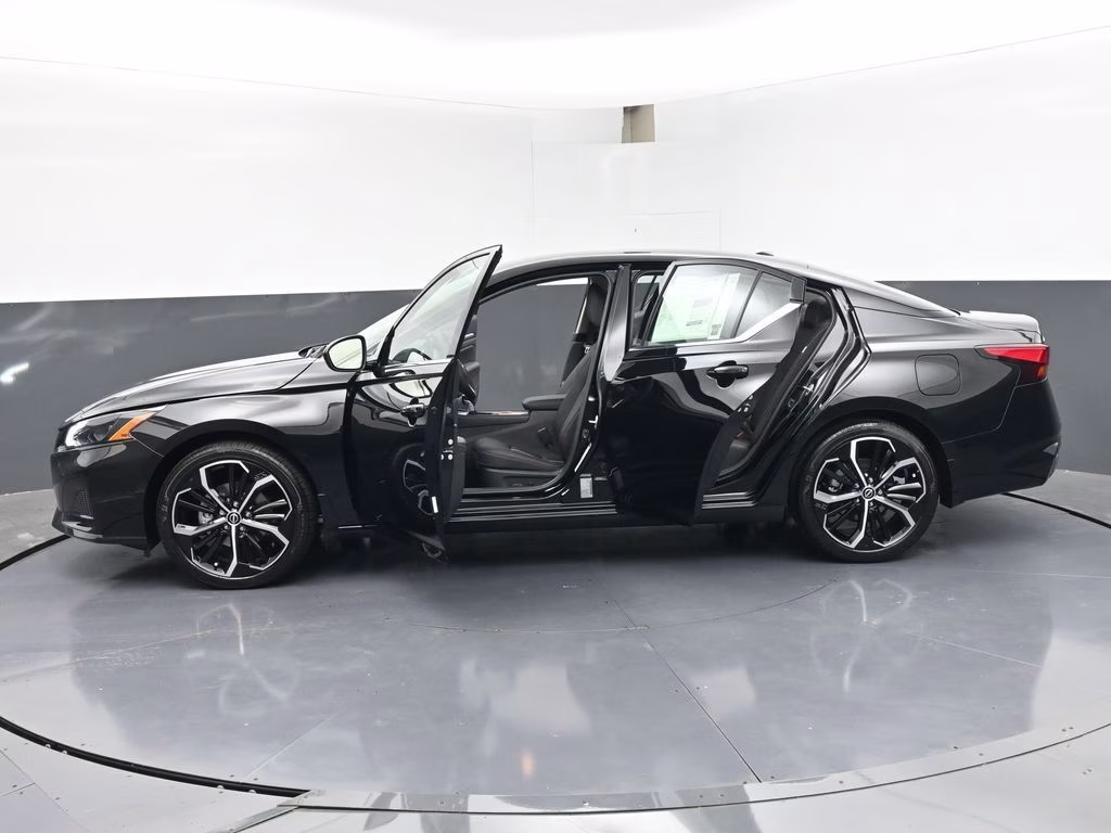 2026 Super Black Clearcoat Nissan Altima 2.5 SR FWD Sedan