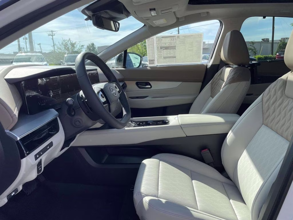 2026 Everest White Pearl/Black Nissan Murano Platinum AWD SUV