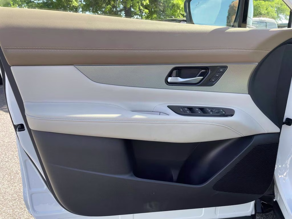 2026 Everest White Pearl/Black Nissan Murano Platinum AWD SUV