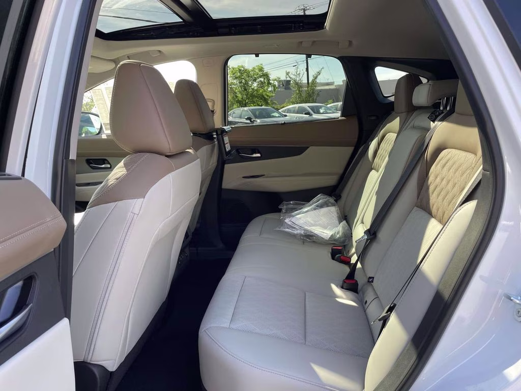 2026 Everest White Pearl/Black Nissan Murano Platinum AWD SUV