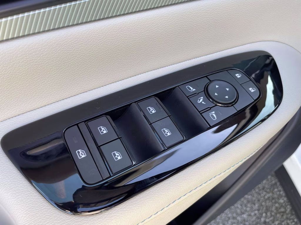 2026 Everest White Pearl/Black Nissan Murano Platinum AWD SUV