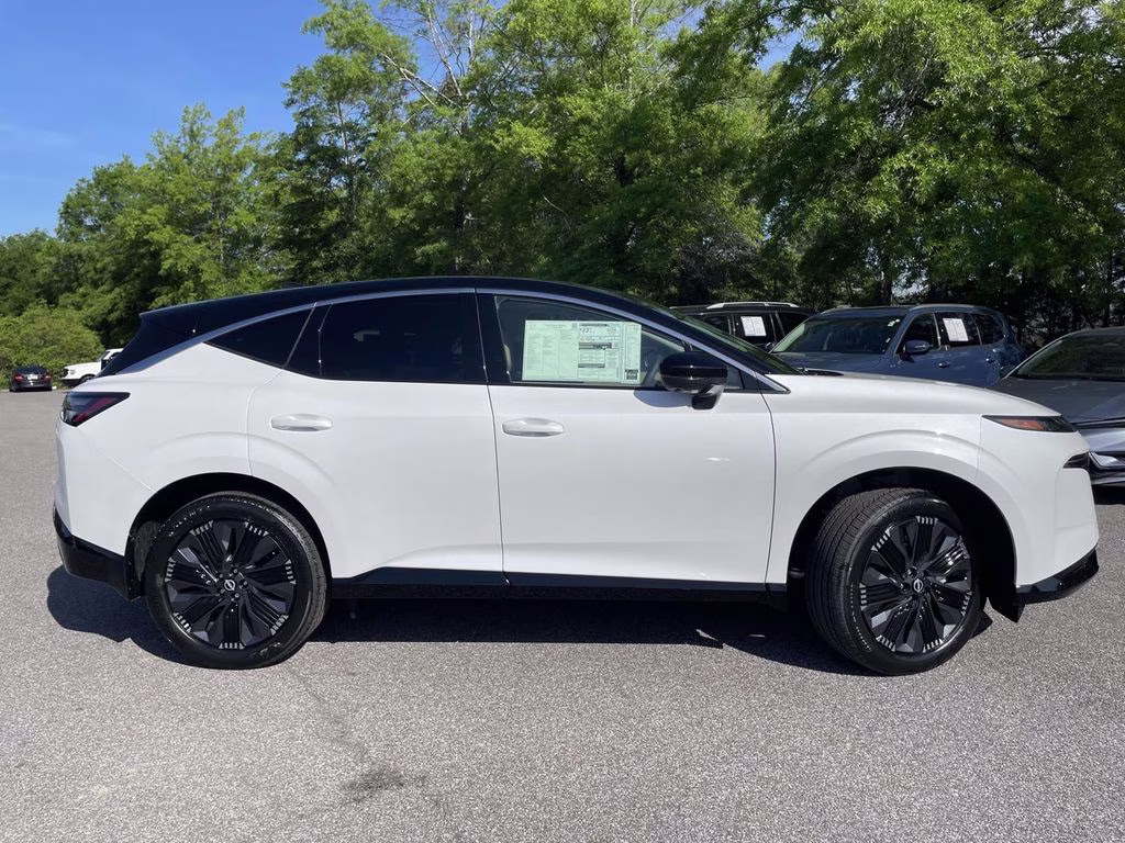 2026 Everest White Pearl/Black Nissan Murano Platinum AWD SUV