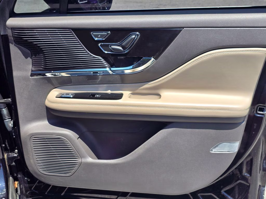 2022 Black Metallic Lincoln Corsair Standard FWD SUV