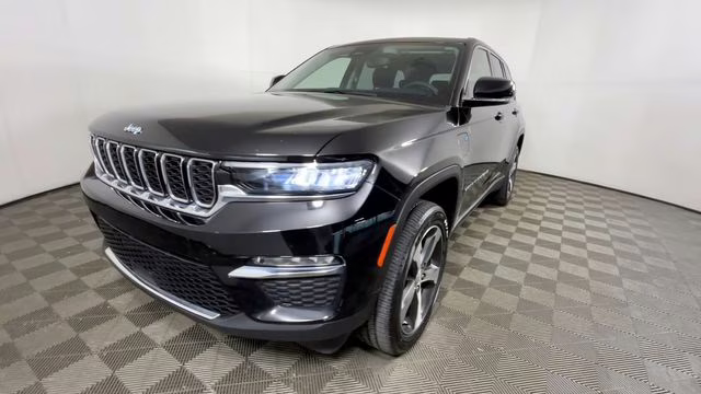 2023 Diamond Black Crystal Pearlcoat Jeep Grand Cherokee 4xe 4X4 SUV
