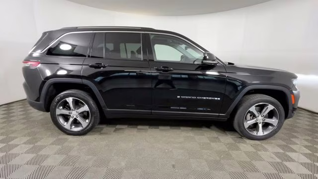 2023 Diamond Black Crystal Pearlcoat Jeep Grand Cherokee 4xe 4X4 SUV