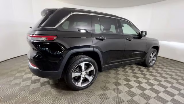 2023 Diamond Black Crystal Pearlcoat Jeep Grand Cherokee 4xe 4X4 SUV