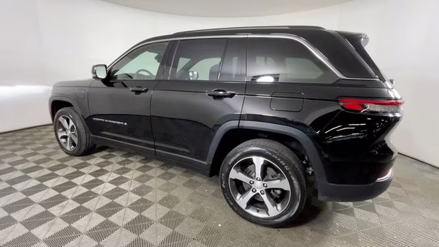 2023 Diamond Black Crystal Pearlcoat Jeep Grand Cherokee 4xe 4X4 SUV