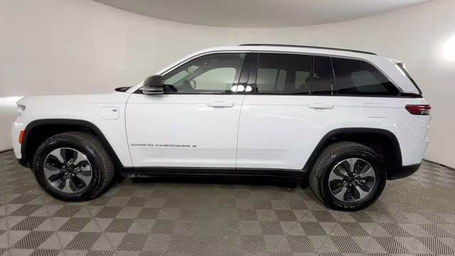 2022 Bright White Clearcoat Jeep Grand Cherokee 4xe 4X4 SUV