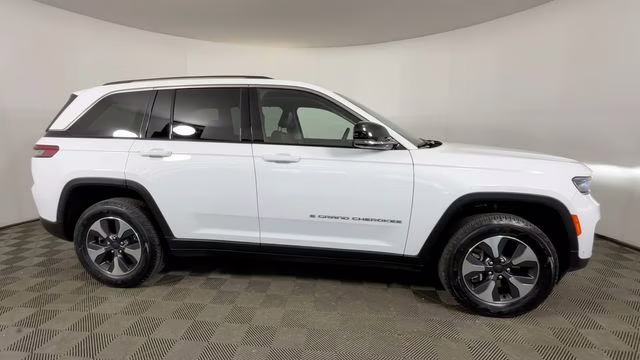 2022 Bright White Clearcoat Jeep Grand Cherokee 4xe 4X4 SUV