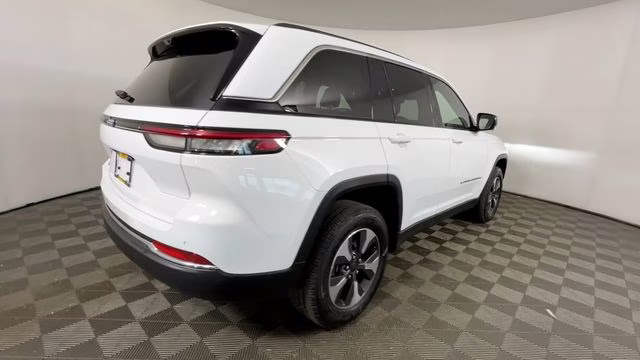 2022 Bright White Clearcoat Jeep Grand Cherokee 4xe 4X4 SUV