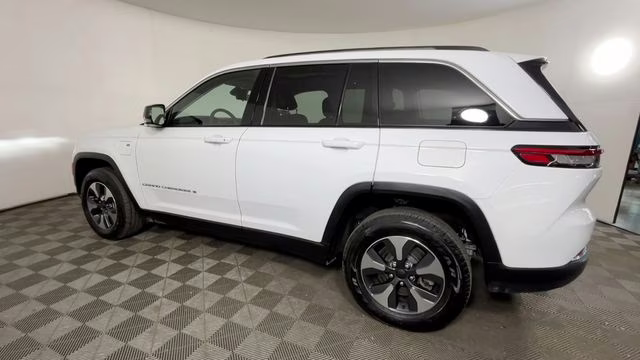 2022 Bright White Clearcoat Jeep Grand Cherokee 4xe 4X4 SUV