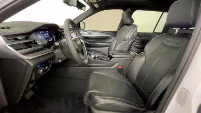 2023 Bright White Clearcoat Jeep Grand Cherokee Overland 4xe 4X4 SUV