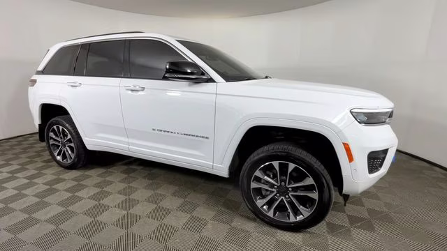 2023 Bright White Clearcoat Jeep Grand Cherokee Overland 4xe 4X4 SUV