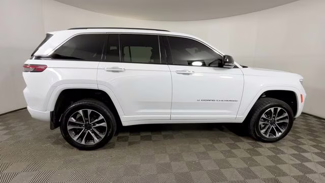 2023 Bright White Clearcoat Jeep Grand Cherokee Overland 4xe 4X4 SUV