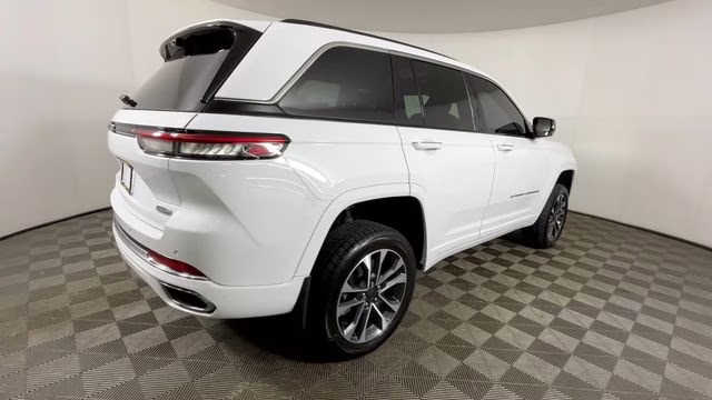 2023 Bright White Clearcoat Jeep Grand Cherokee Overland 4xe 4X4 SUV