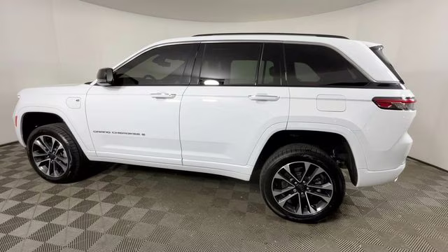 2023 Bright White Clearcoat Jeep Grand Cherokee Overland 4xe 4X4 SUV