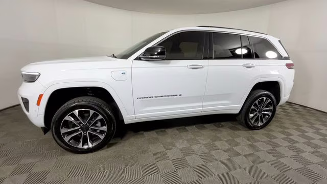 2023 Bright White Clearcoat Jeep Grand Cherokee Overland 4xe 4X4 SUV
