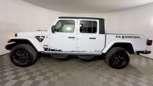 2022 Bright White Clearcoat Jeep Gladiator Altitude 4X4 Truck