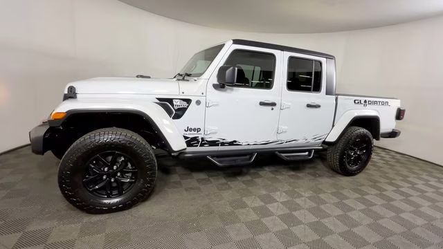2022 Bright White Clearcoat Jeep Gladiator Altitude 4X4 Truck