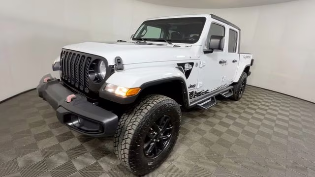 2022 Bright White Clearcoat Jeep Gladiator Altitude 4X4 Truck