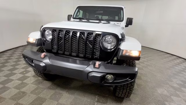 2022 Bright White Clearcoat Jeep Gladiator Altitude 4X4 Truck