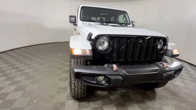 2022 Bright White Clearcoat Jeep Gladiator Altitude 4X4 Truck