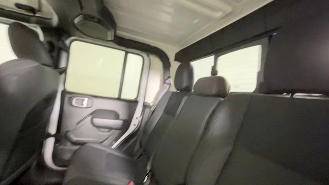 2022 Bright White Clearcoat Jeep Gladiator Altitude 4X4 Truck