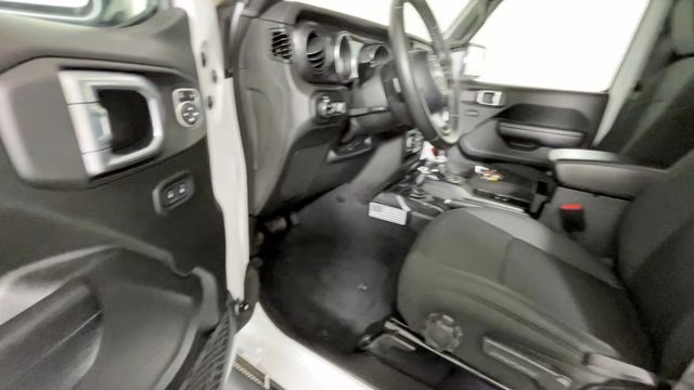 2022 Bright White Clearcoat Jeep Gladiator Altitude 4X4 Truck