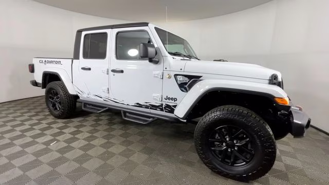 2022 Bright White Clearcoat Jeep Gladiator Altitude 4X4 Truck
