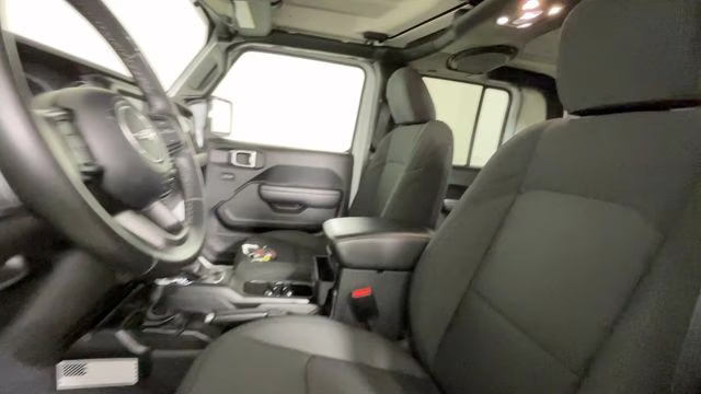 2022 Bright White Clearcoat Jeep Gladiator Altitude 4X4 Truck