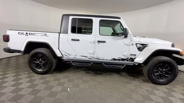 2022 Bright White Clearcoat Jeep Gladiator Altitude 4X4 Truck
