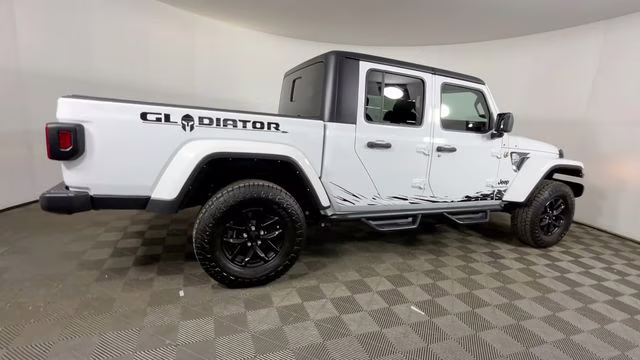 2022 Bright White Clearcoat Jeep Gladiator Altitude 4X4 Truck