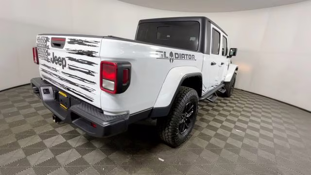 2022 Bright White Clearcoat Jeep Gladiator Altitude 4X4 Truck
