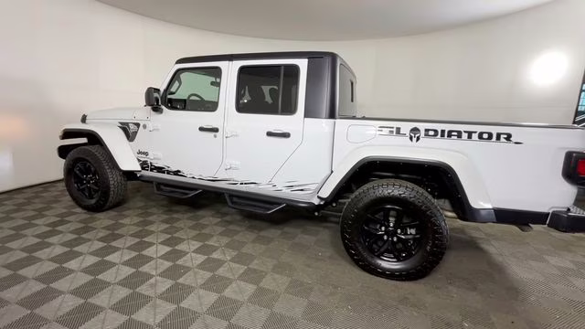 2022 Bright White Clearcoat Jeep Gladiator Altitude 4X4 Truck