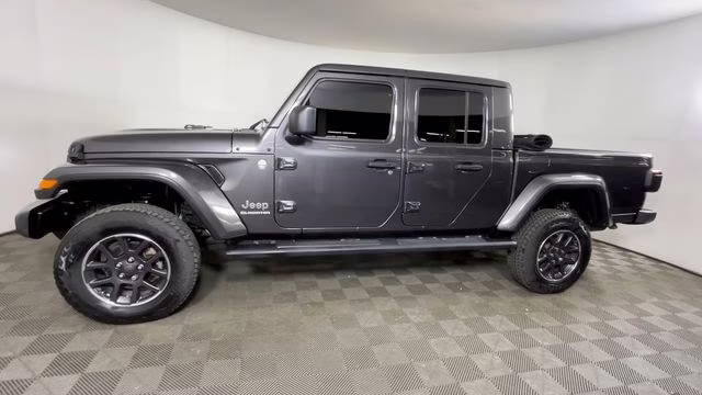 2021 Granite Crystal Metallic Clearcoat Jeep Gladiator Overland 4X4 Truck