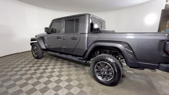 2021 Granite Crystal Metallic Clearcoat Jeep Gladiator Overland 4X4 Truck