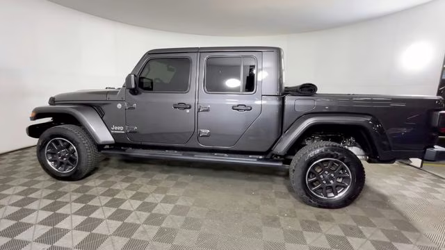 2021 Granite Crystal Metallic Clearcoat Jeep Gladiator Overland 4X4 Truck