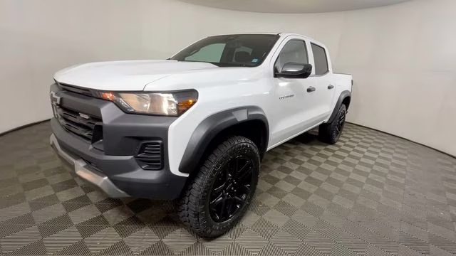 2025 Summit White Chevrolet Colorado Trail Boss 4X4 Truck