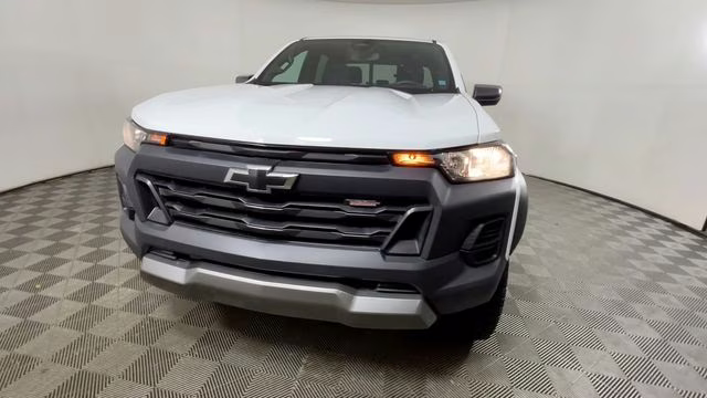 2025 Summit White Chevrolet Colorado Trail Boss 4X4 Truck
