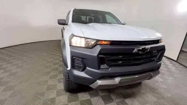 2025 Summit White Chevrolet Colorado Trail Boss 4X4 Truck