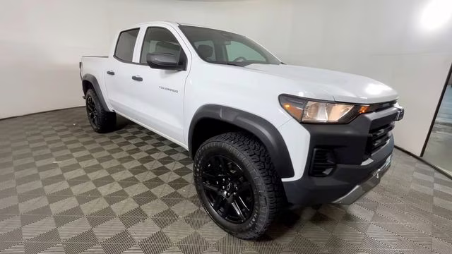 2025 Summit White Chevrolet Colorado Trail Boss 4X4 Truck