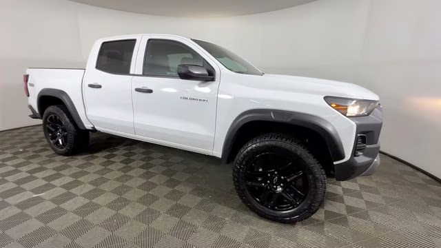 2025 Summit White Chevrolet Colorado Trail Boss 4X4 Truck