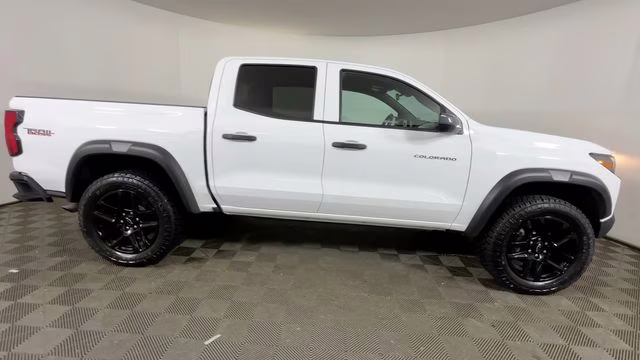 2025 Summit White Chevrolet Colorado Trail Boss 4X4 Truck